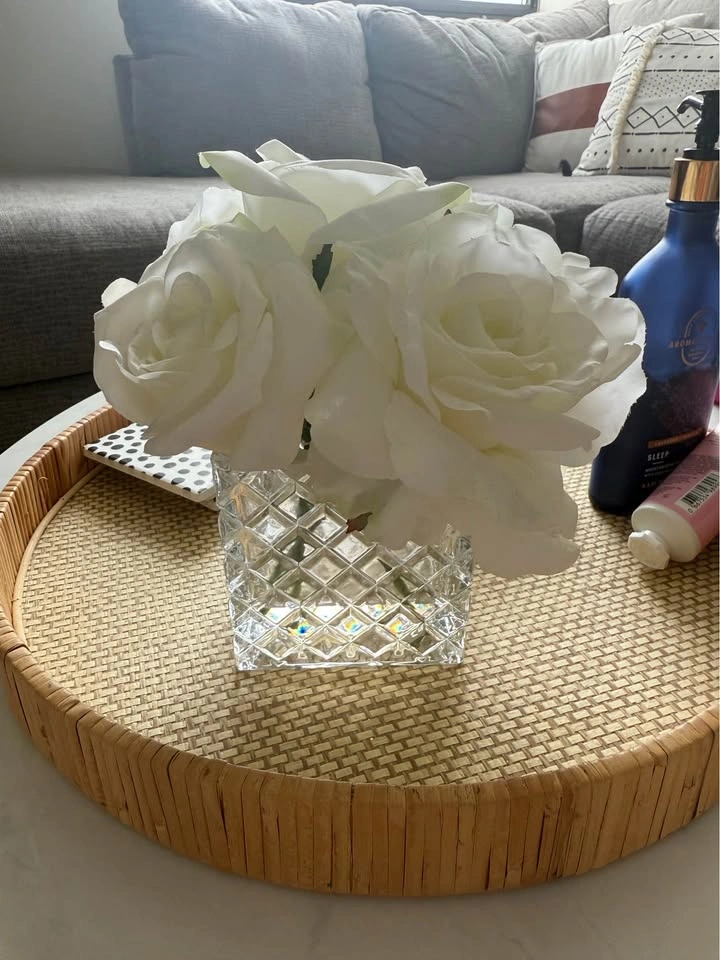 Elegant White Rose Arrangement in Glass Vase - photo 2