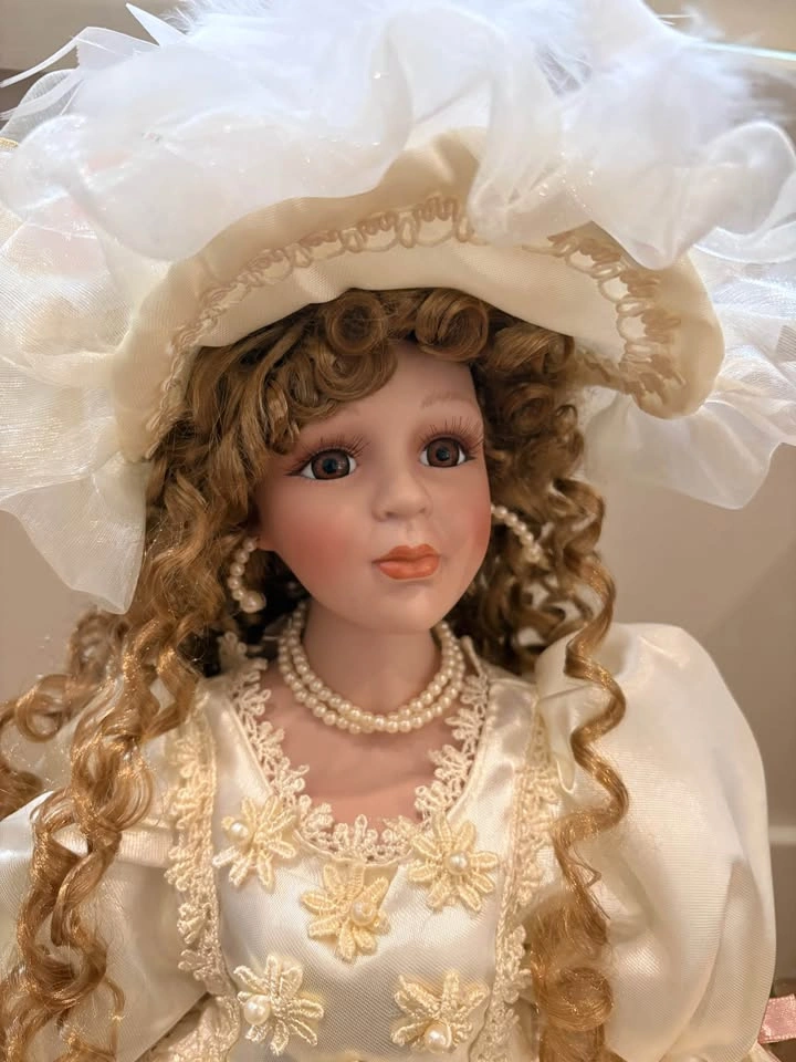 Century Collection Porcelain Doll - photo 3
