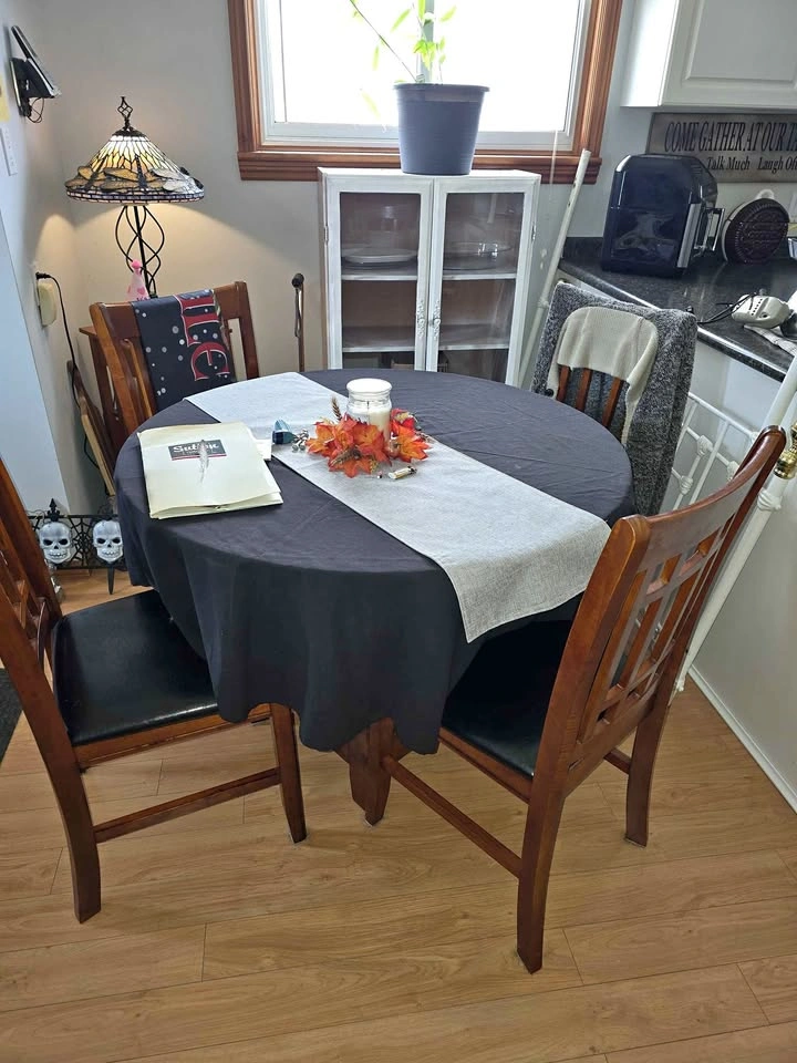 Kitchen Table w/4 chairs
