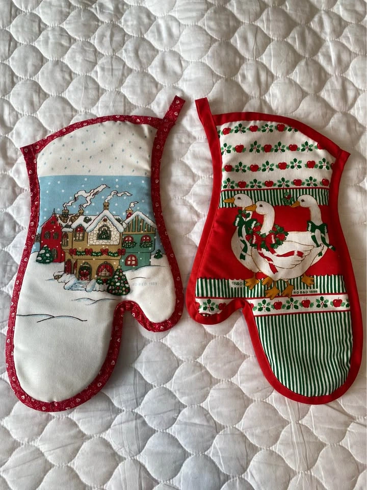 Vintage Christmas Oven Mitt Set 1988 Holiday Geese Snow Village - photo 2