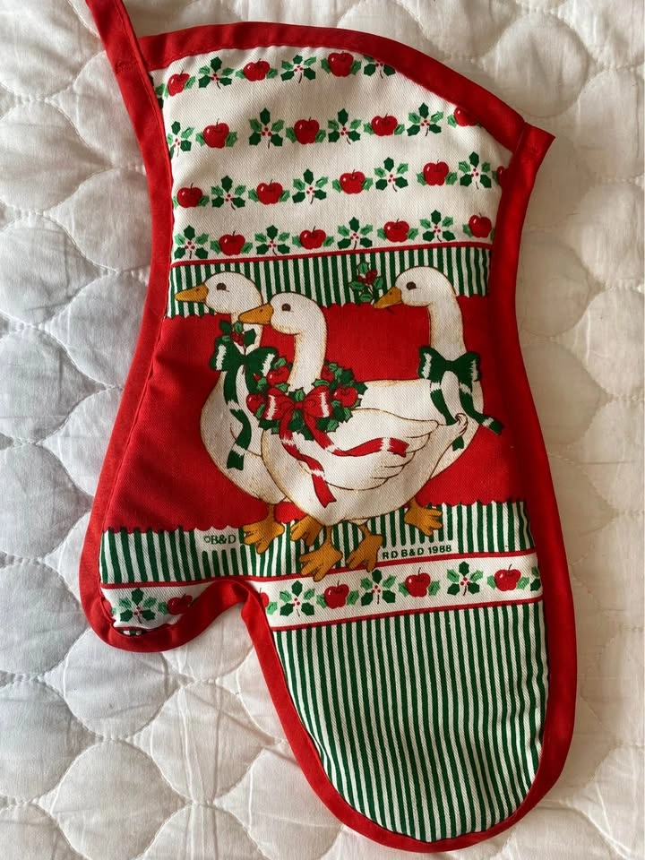 Vintage Christmas Oven Mitt Set 1988 Holiday Geese Snow Village - photo 5