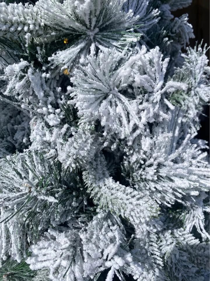 6 foot flocked prelit Christmas Tree - photo 2