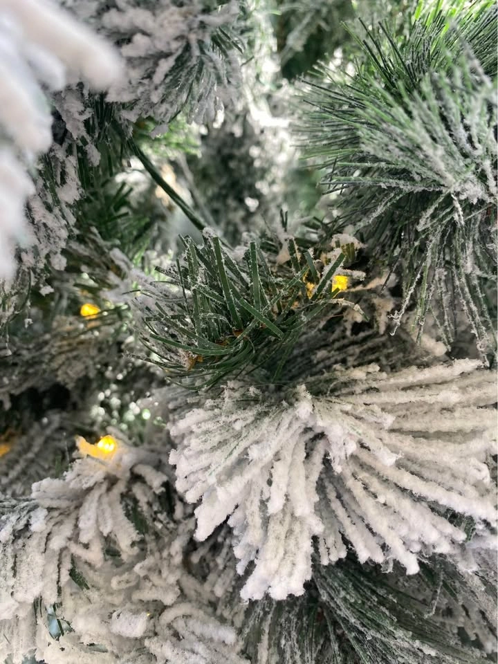 6 foot flocked prelit Christmas Tree - photo 3