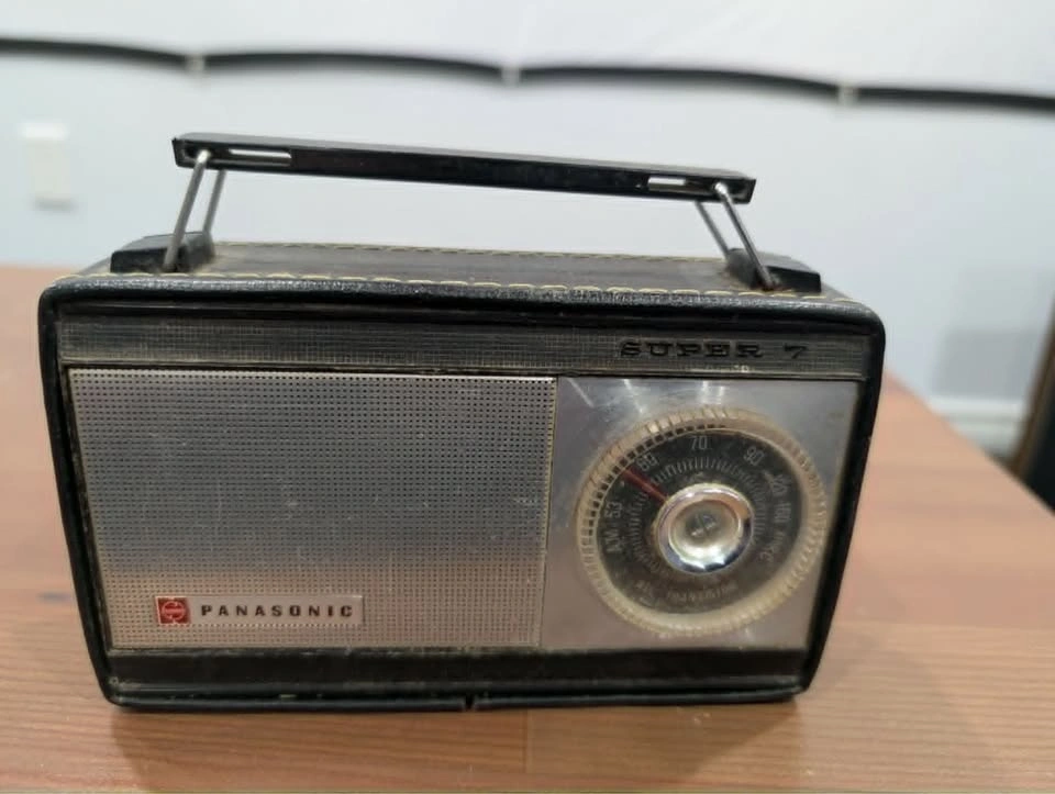 Vintage Panasonic, Magnavox, International Transistor Radios - photo 2