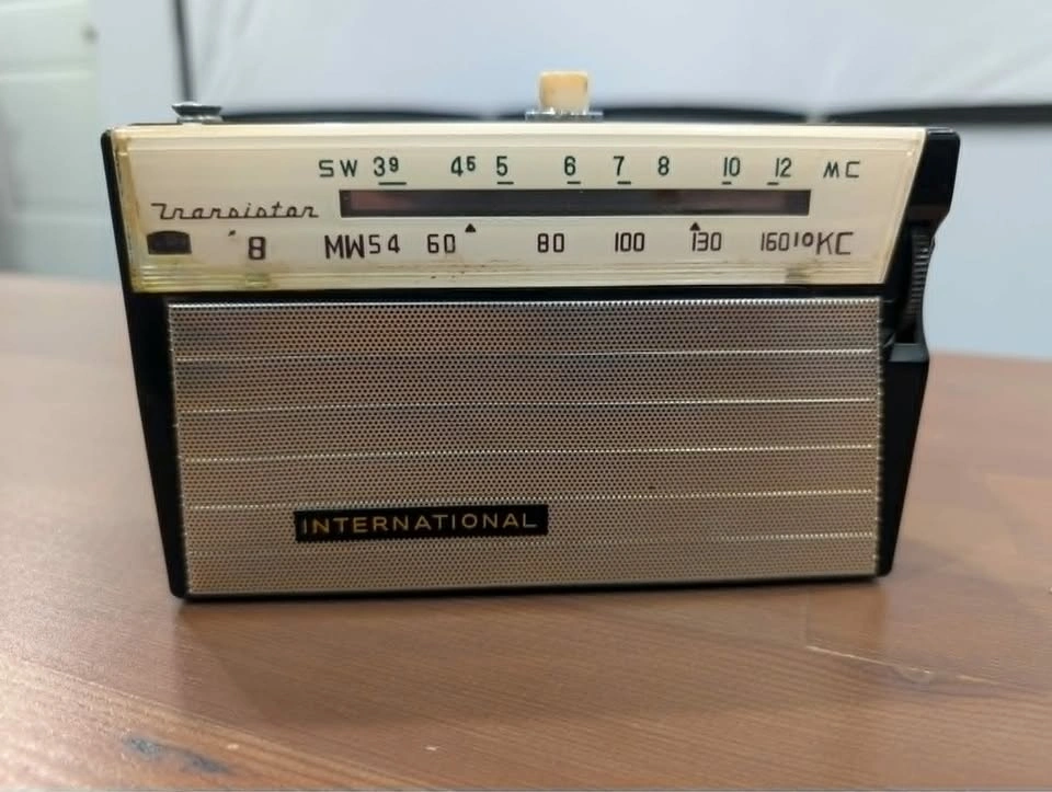 Vintage Panasonic, Magnavox, International Transistor Radios - photo 4