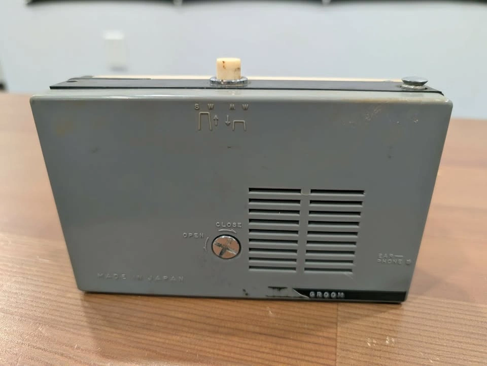 Vintage Panasonic, Magnavox, International Transistor Radios - photo 5