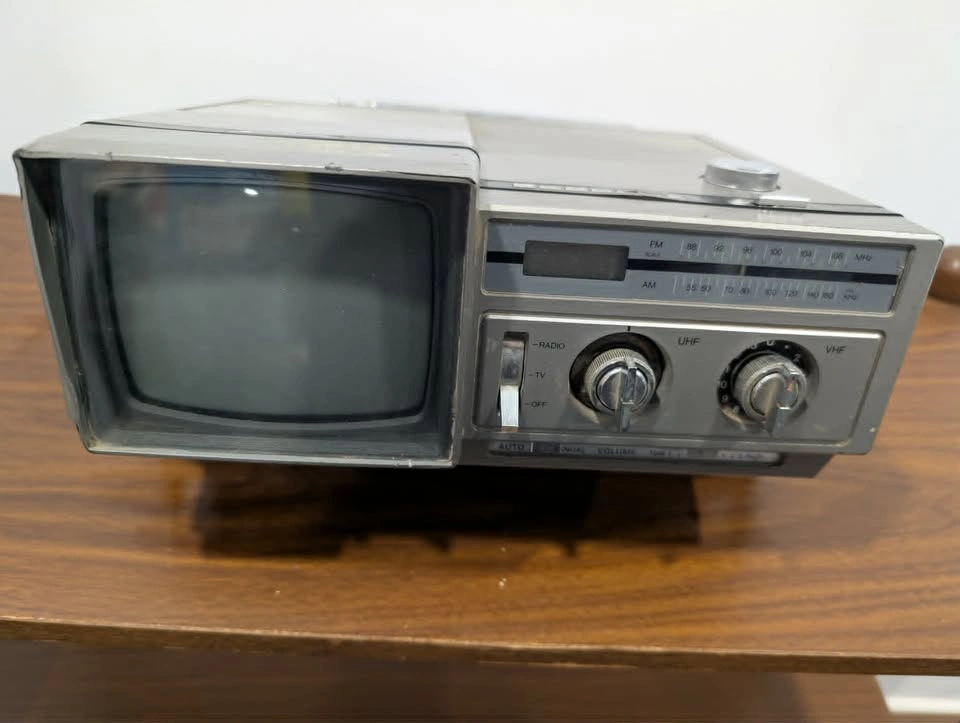 Rare Vintage Sony Flip Clock Radio + Candle TV/Radio - photo 5