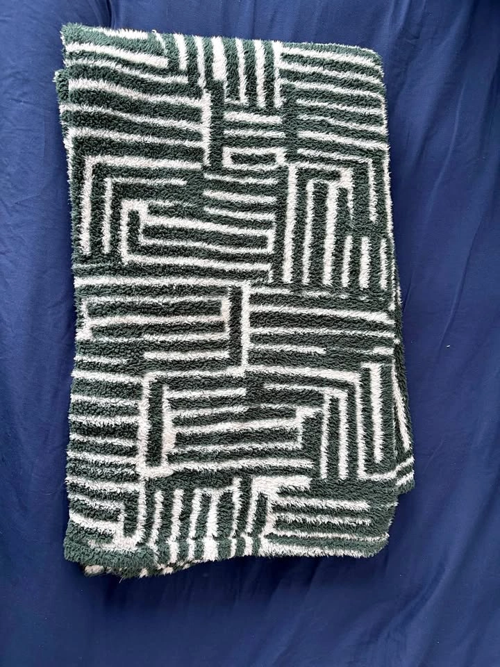 Cozy Throw Blankets – 4 Available (Soft, Stylish)