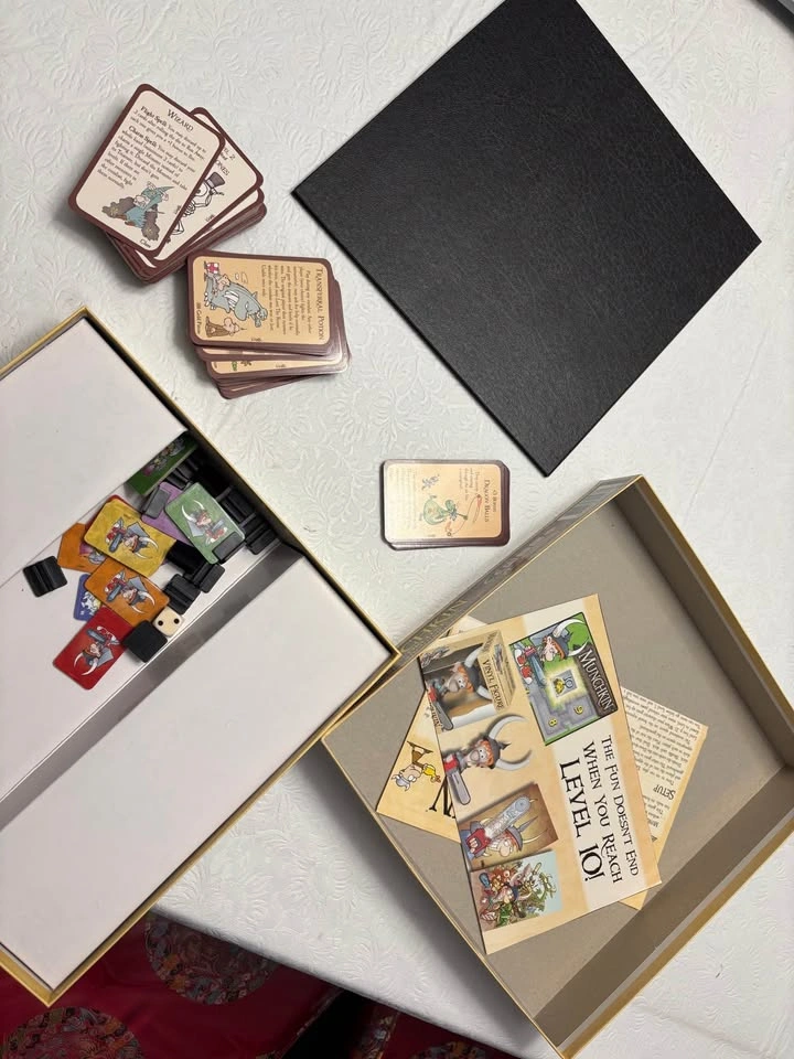 Steve Jackson Games Munchkin Deluxe Board Game - photo 2