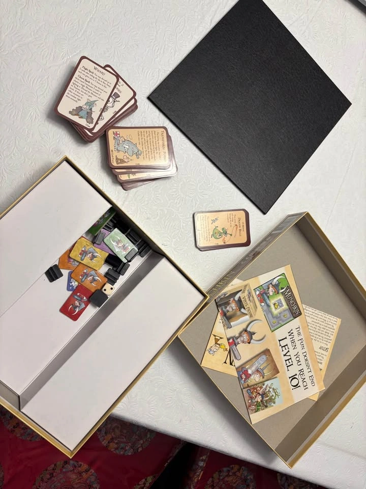Steve Jackson Games Munchkin Deluxe Board Game - photo 3