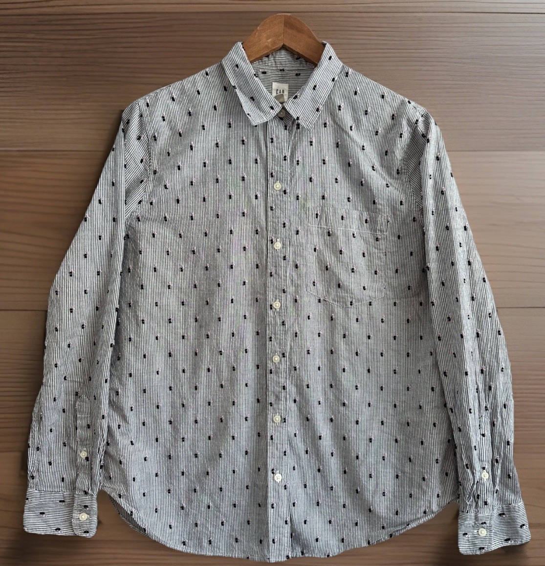 GAP Women's Button-Up M Gray White Striped Textured Clip Dot Fit