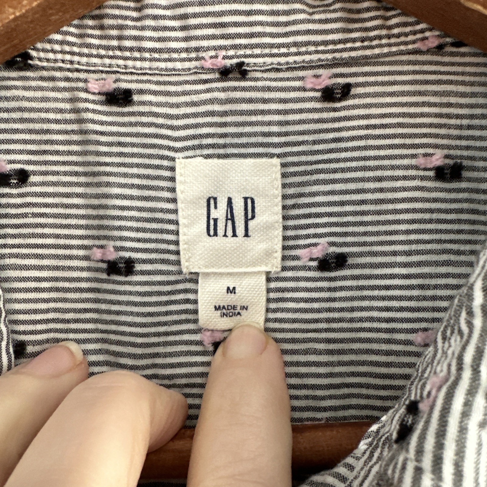 GAP Women's Button-Up M Gray White Striped Textured Clip Dot Fit - photo 3