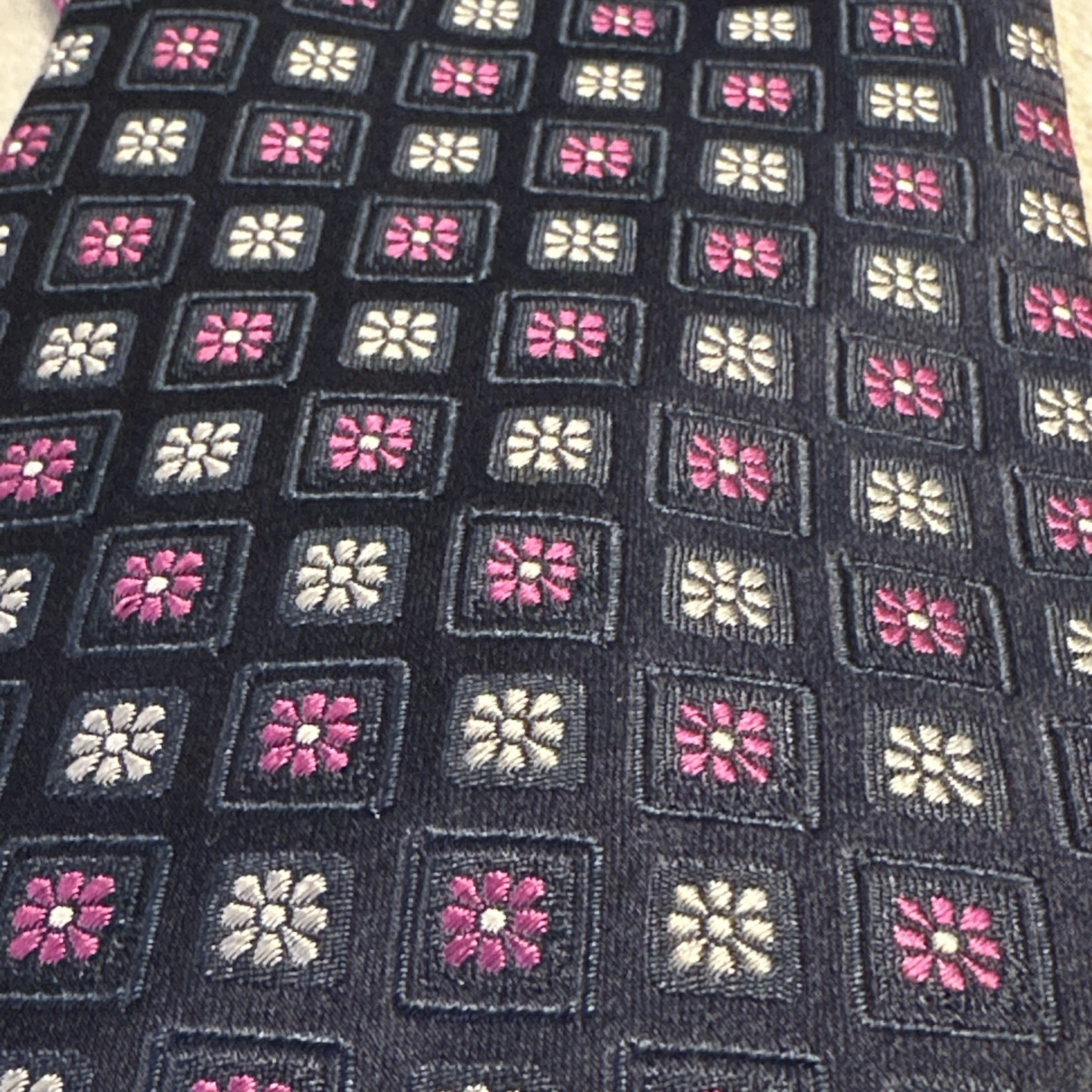 Pierre Cardin Men's Necktie Navy Blue Purple Floral Daisies Text - photo 5