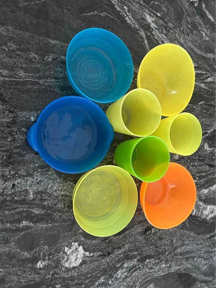 Colorful plastic bowls and cups set - photo 2