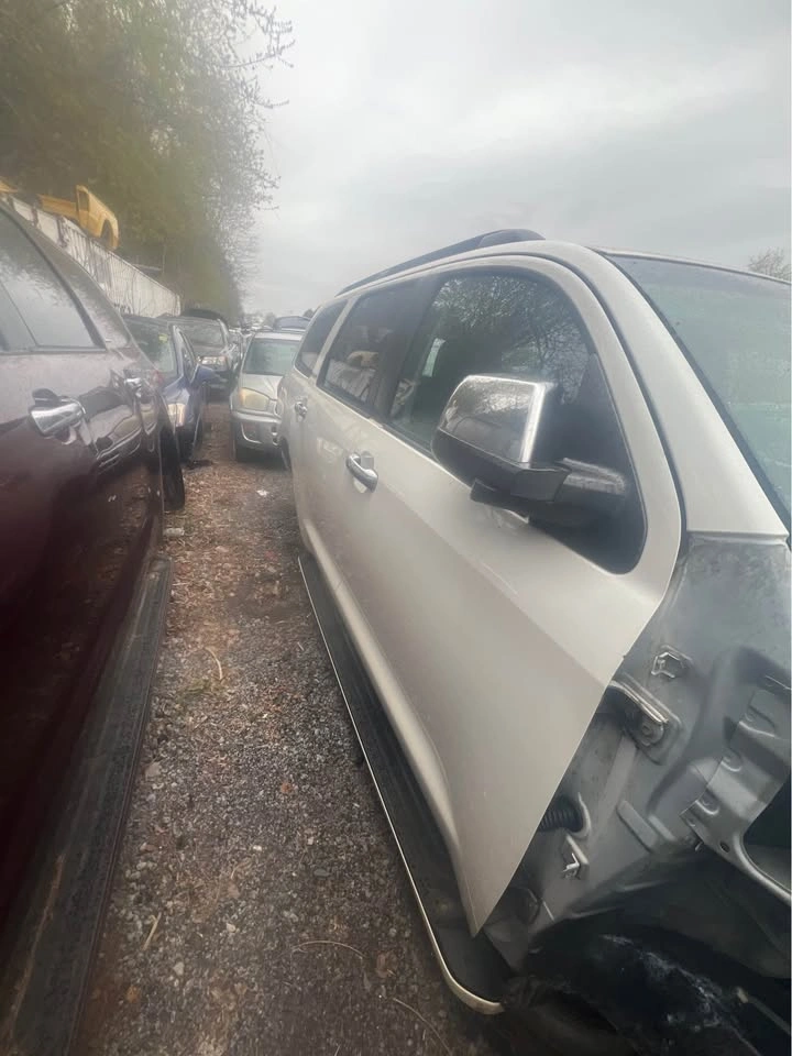 2009 White Toyota Sequoia for Parts - photo 3