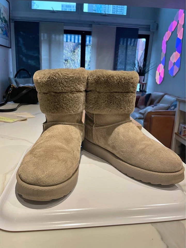 UGG STYLE BOOTS - SIZE 9
