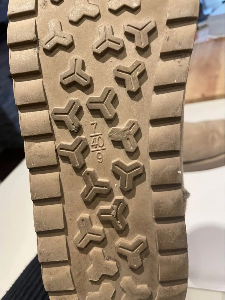 UGG STYLE BOOTS - SIZE 9 - photo 4