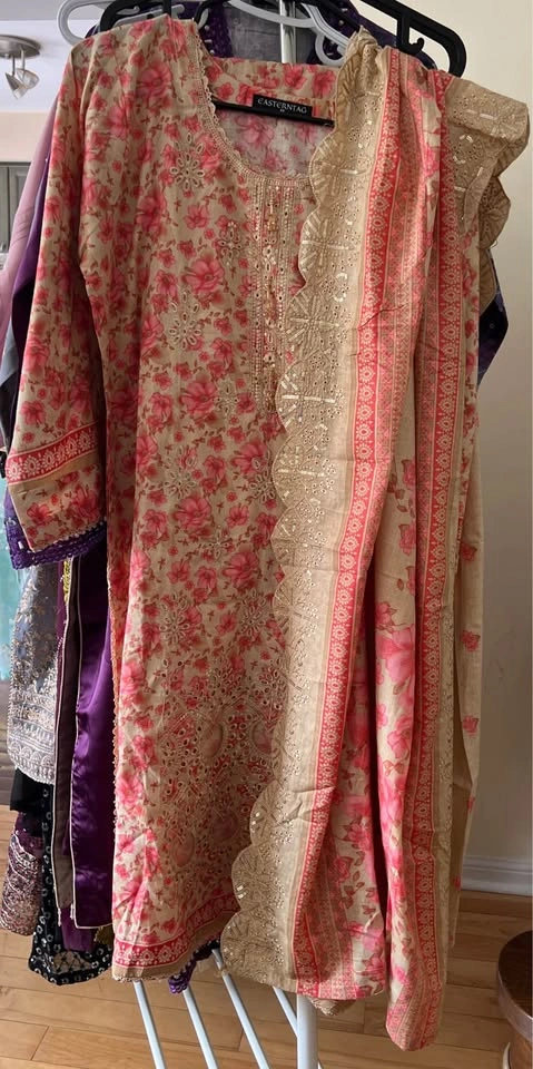 Beautiful 3 Piece Lawn Embroidered Suit - photo 2