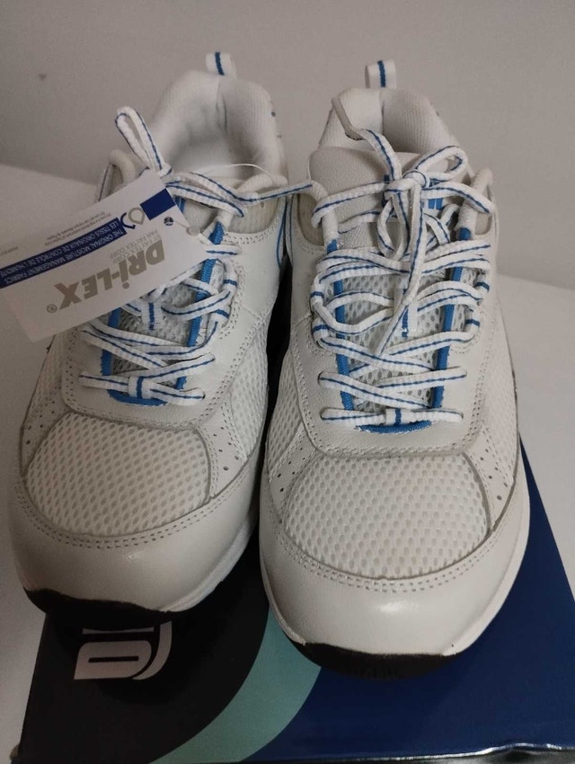 New in box Drew Athena running shoes size 7WW