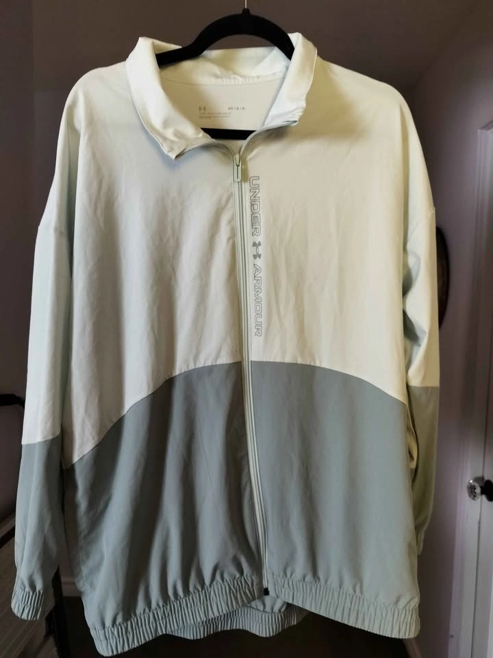 Under Armour Oversized Jacket - Size Medium - photo 5