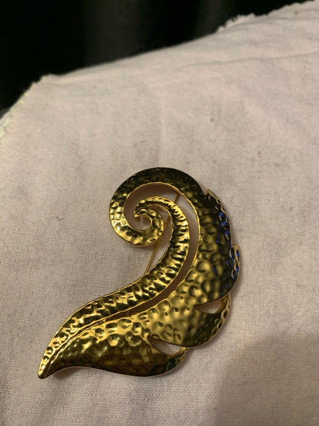 Vintage Swirling Leaf Brooch - Gold Tone
