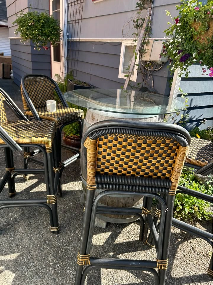 Patio Set: Wine Barrel Table w/ Glass Top & 4 Bar Stools - photo 4