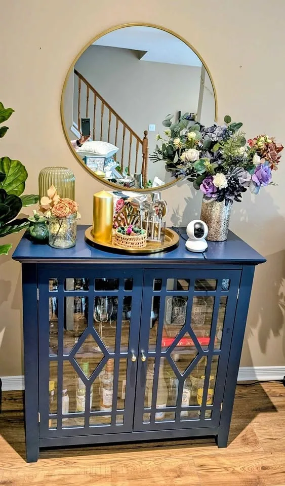 Bar Cabinet/Glass Cabinet in Excellent Condition