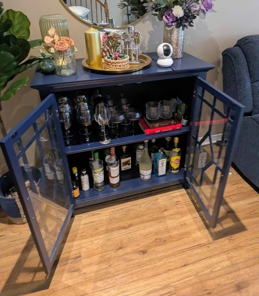 Bar Cabinet/Glass Cabinet in Excellent Condition - photo 2