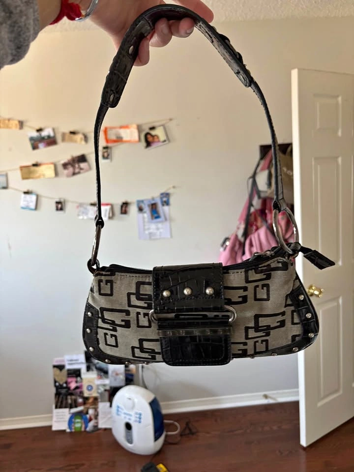 GUESS VINTAGE SHOULDER PURSE