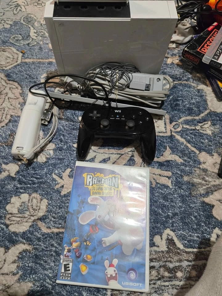 Nintendo Wii + Pro Controller and Game - photo 2