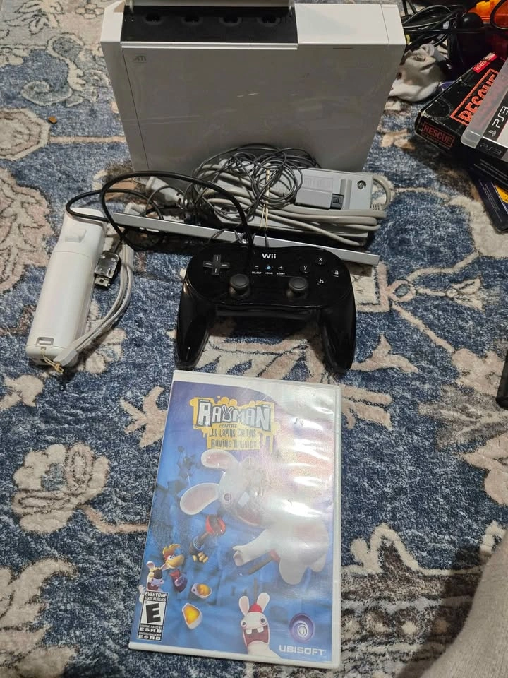 Nintendo Wii + Pro Controller and Game - photo 3