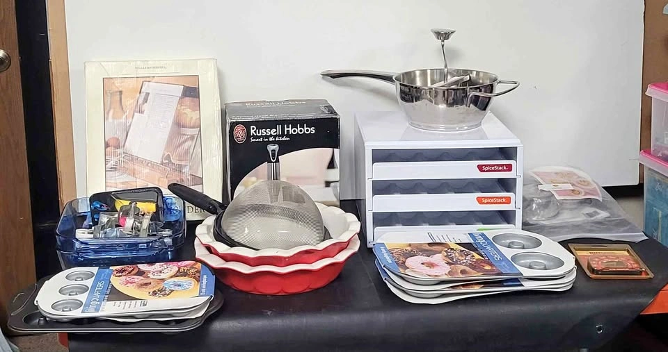 Kitchen items assortment - all pictured is included