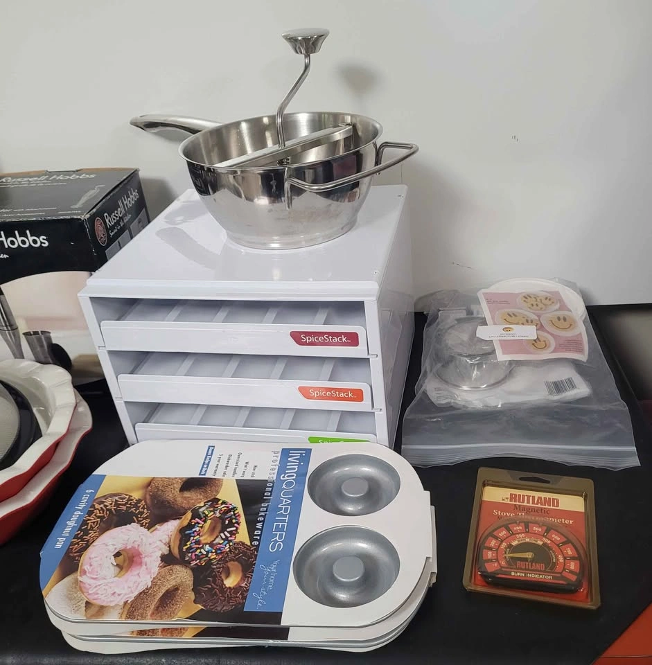 Kitchen items assortment - all pictured is included - photo 5