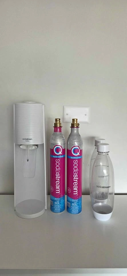 SodaStream Terra + 2 pink empty cylinders (Quick Connect)