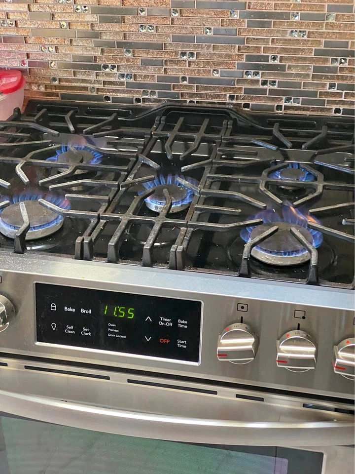 Frigidaire Stainless Steel Gas Range with 5 Burners