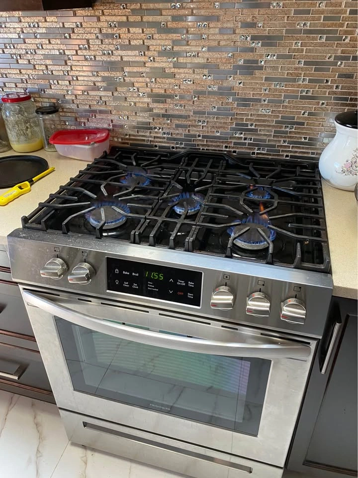 Frigidaire Stainless Steel Gas Range with 5 Burners - photo 2