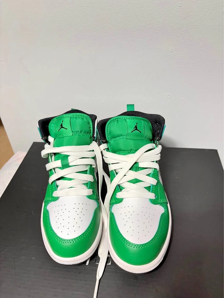 Kids Nike shoes Jordan size 1