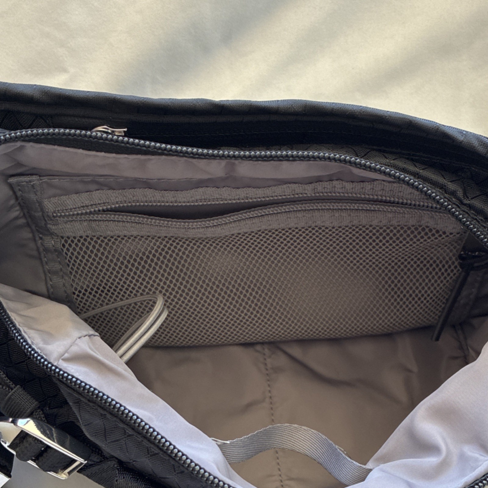 Athleta Black Nylon Gym Bag Adjustable Strap Zip Closure - photo 2