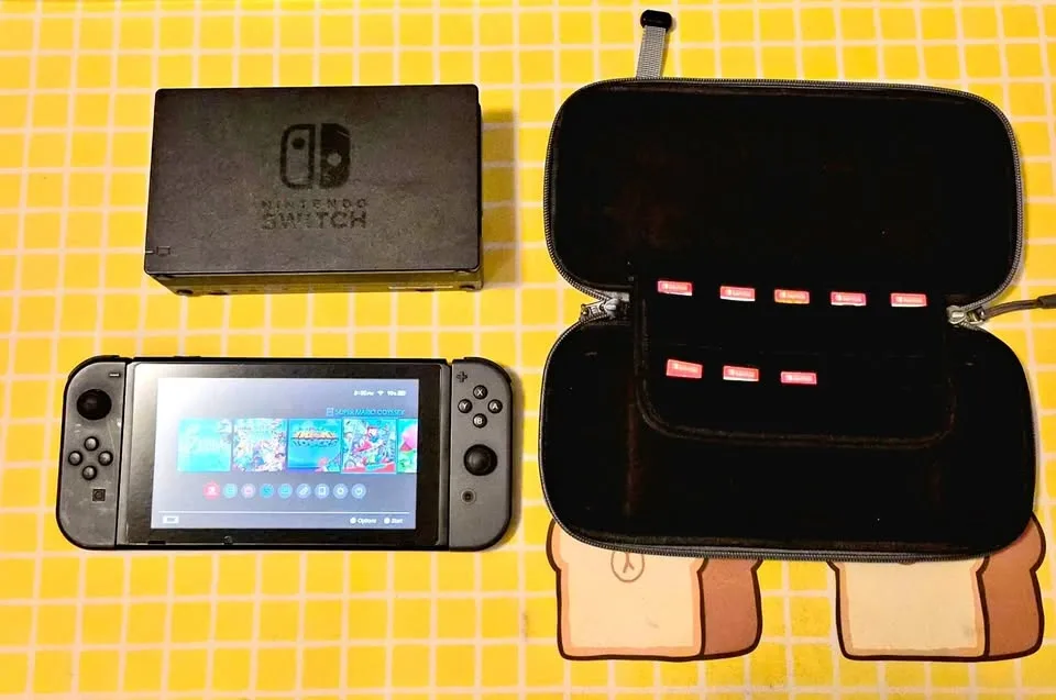 Nintendo Switch 1 (32GB/2017) + Carrying Case