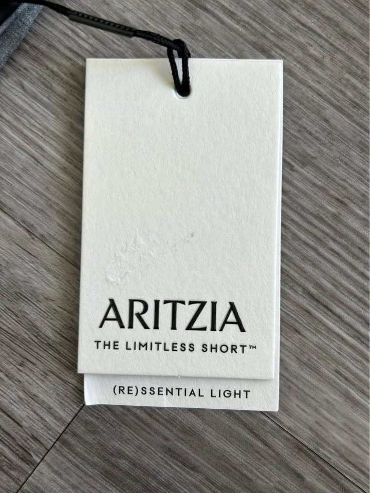 Aritzia The Limitless Short - Size 6 (Ressential Light) - photo 4