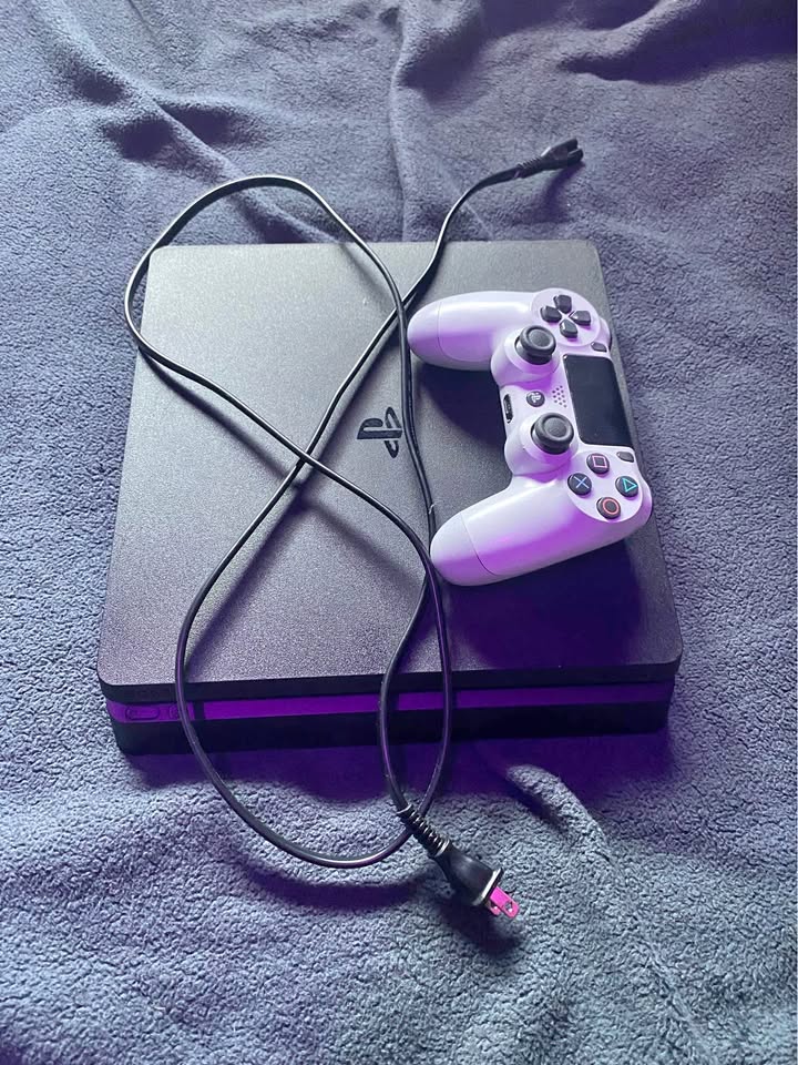 PS4 Slim 500GB + Controllers