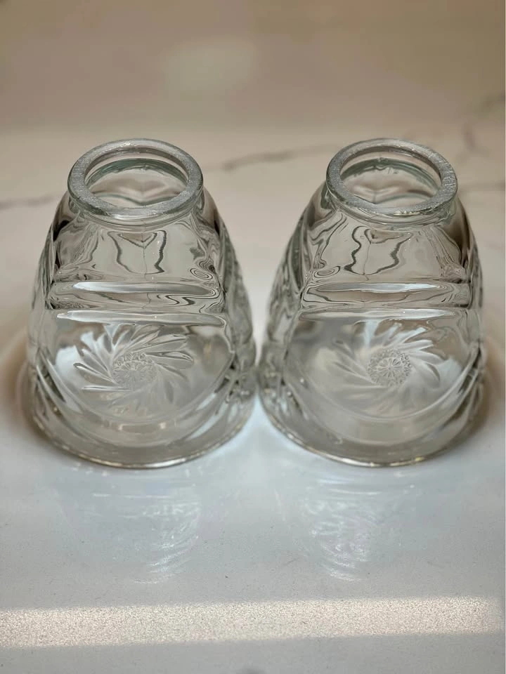 Pair of Vintage Pressed Glass Sunburst Lamp Shades - photo 2