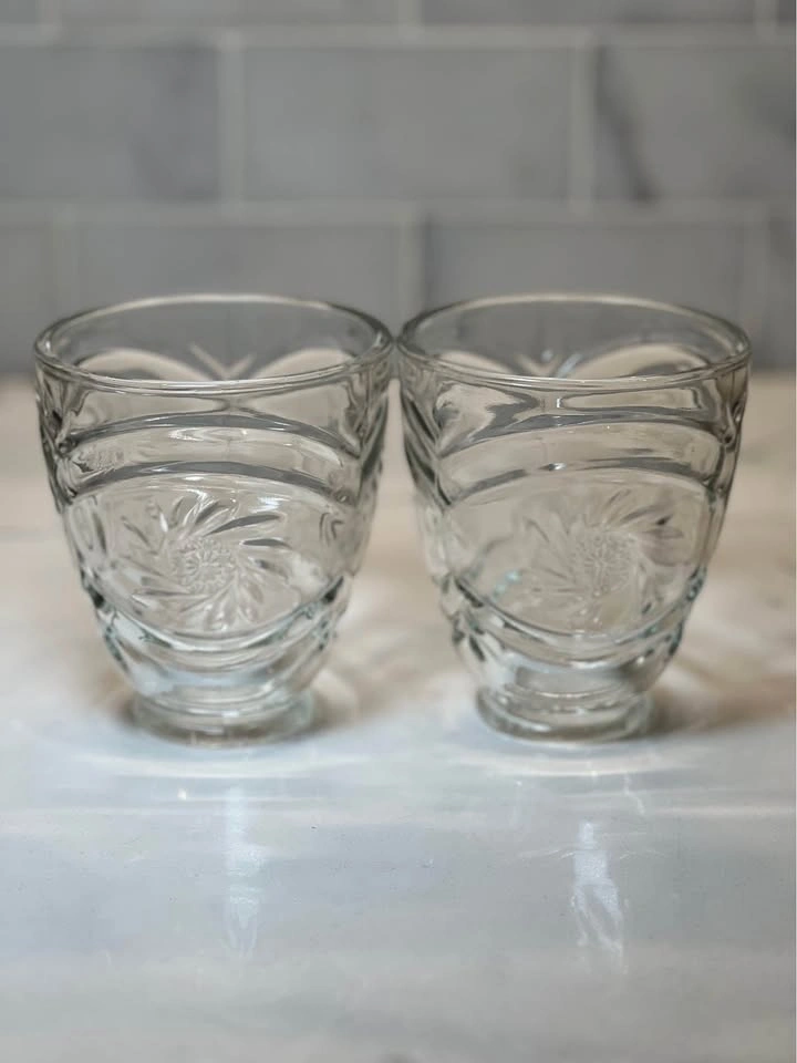 Pair of Vintage Pressed Glass Sunburst Lamp Shades - photo 4
