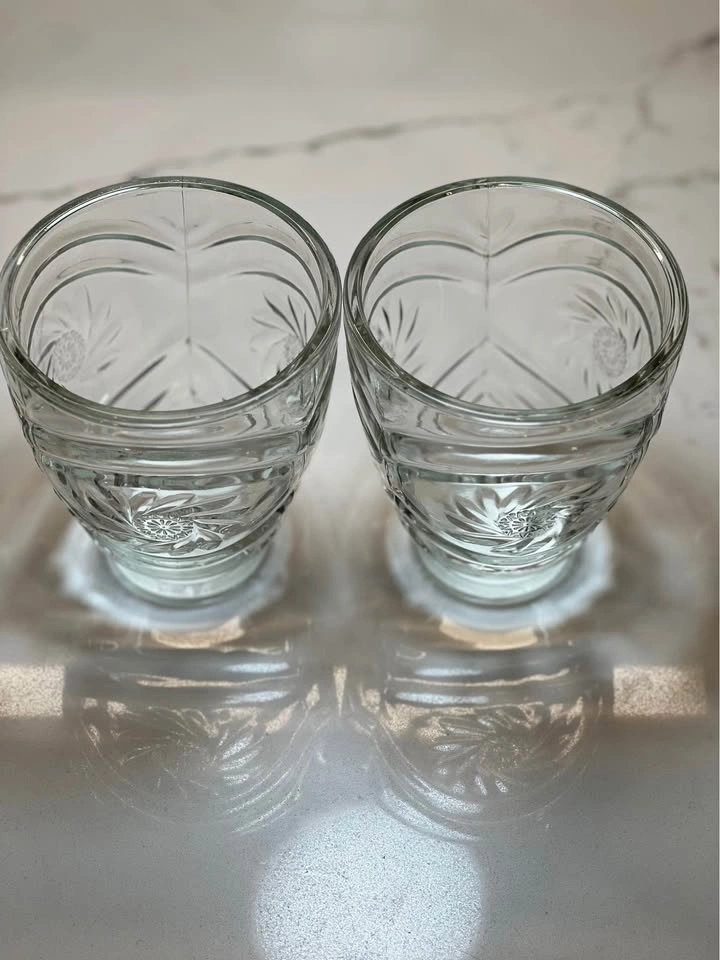 Pair of Vintage Pressed Glass Sunburst Lamp Shades - photo 5