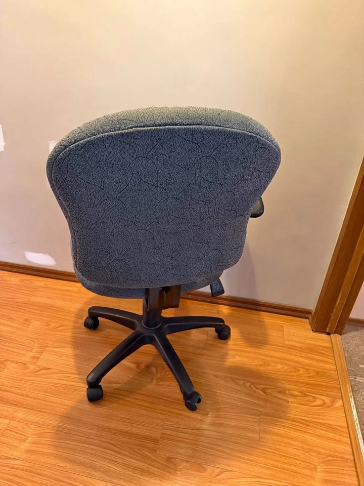 Swivel office chair