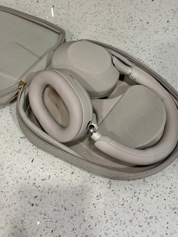 Repair needed - Sony WH-1000XM5 Headphones