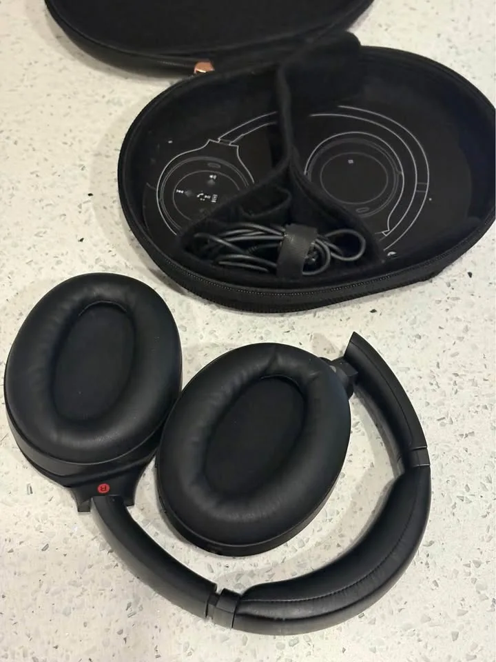 Sony WH-1000XM3 Over-Ear Noise Cancelling Bluetooth Headphones image indicator(2)