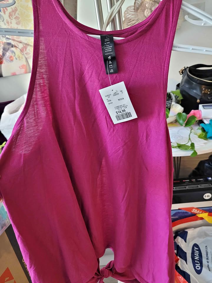 BNWT YOGA FUSHIA COLOUR TOP SIZE MEDIUM