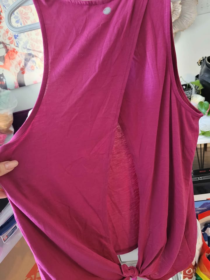 BNWT YOGA FUSHIA COLOUR TOP SIZE MEDIUM - photo 2