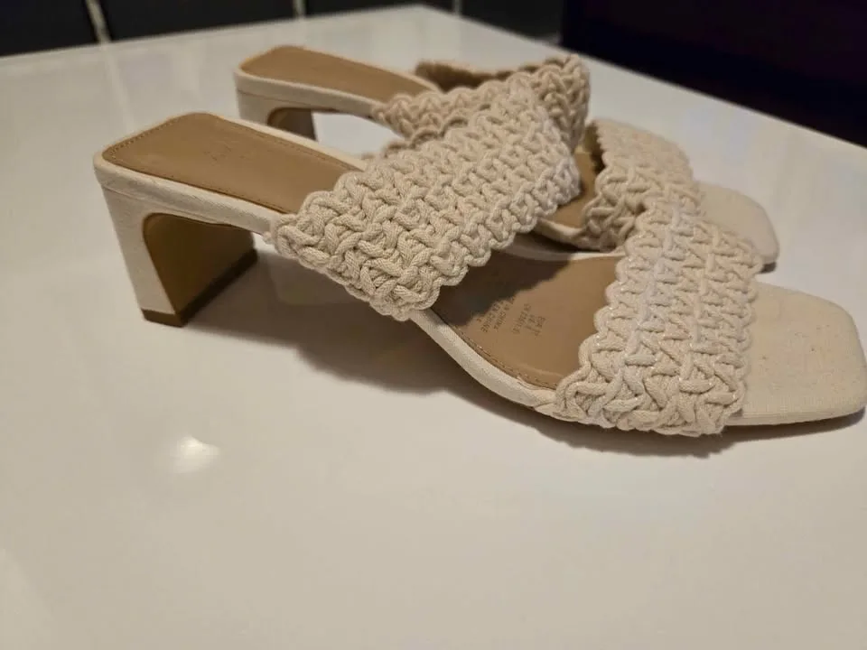 MINT H & M Summer Dress Sandals - Size 7 image indicator(2)